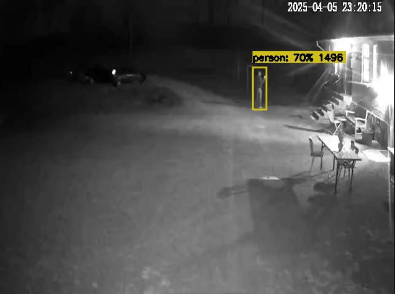 AI-camera feed die 's nachts een persoon detecteert