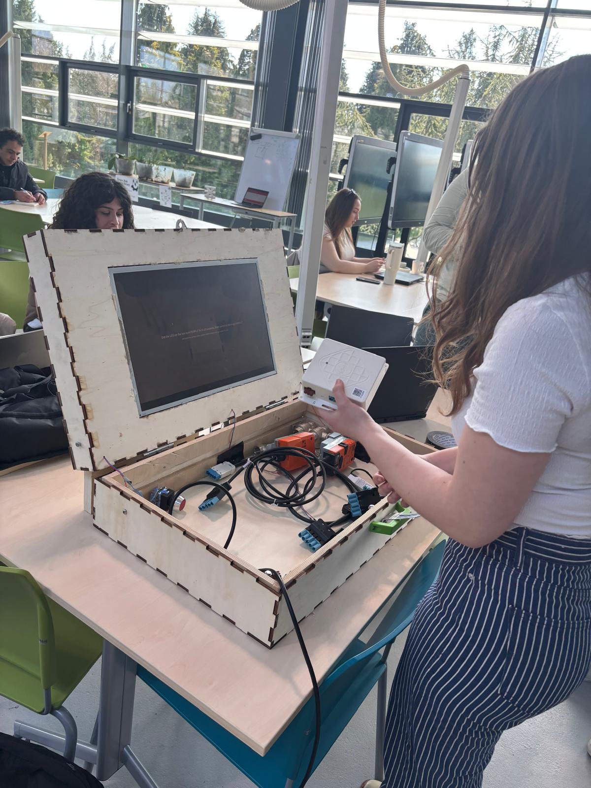 bGrid-demokit met lasergesneden behuizing en elektronica