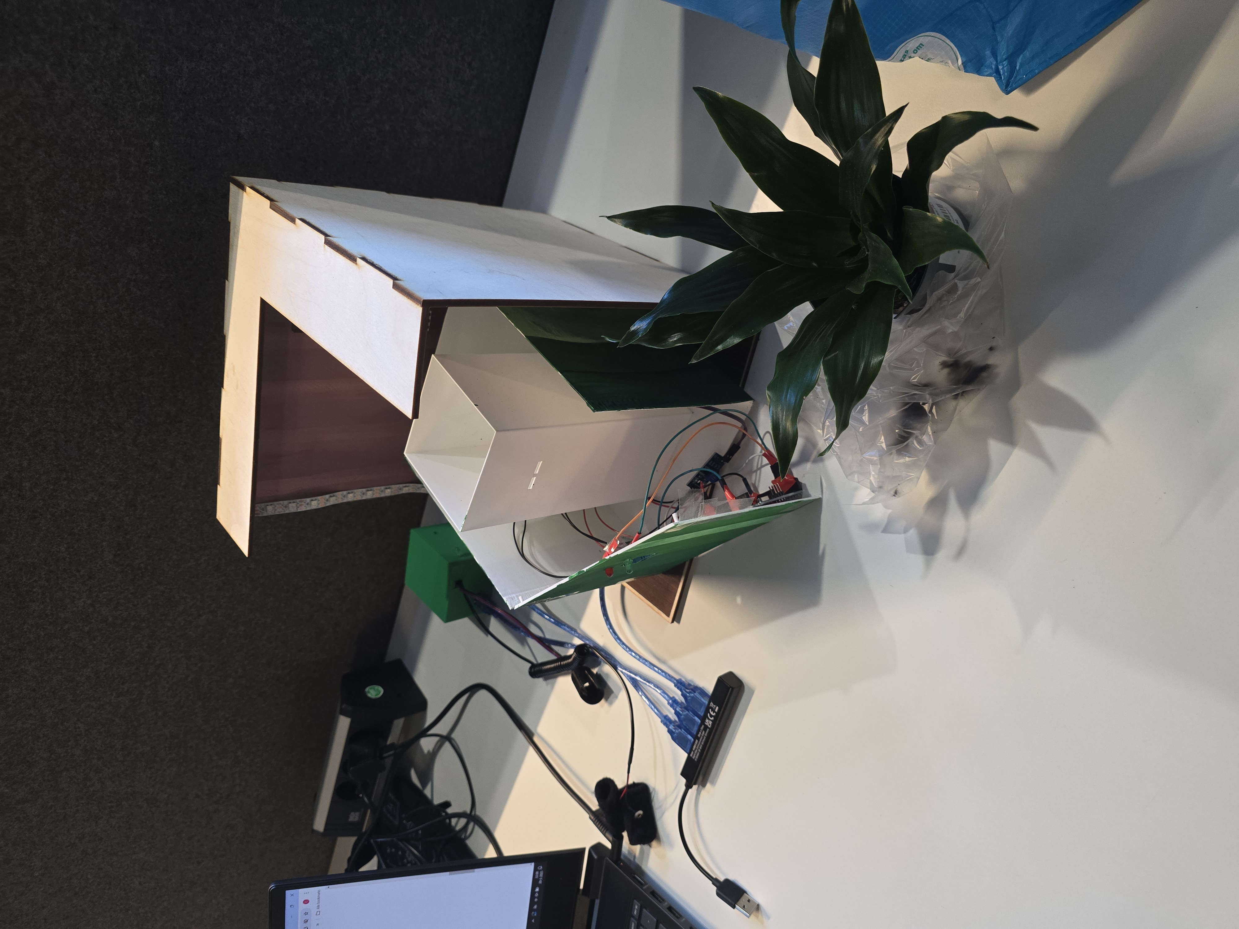 Plantenbewateringsprototype met 3D-geprinte onderdelen en plant