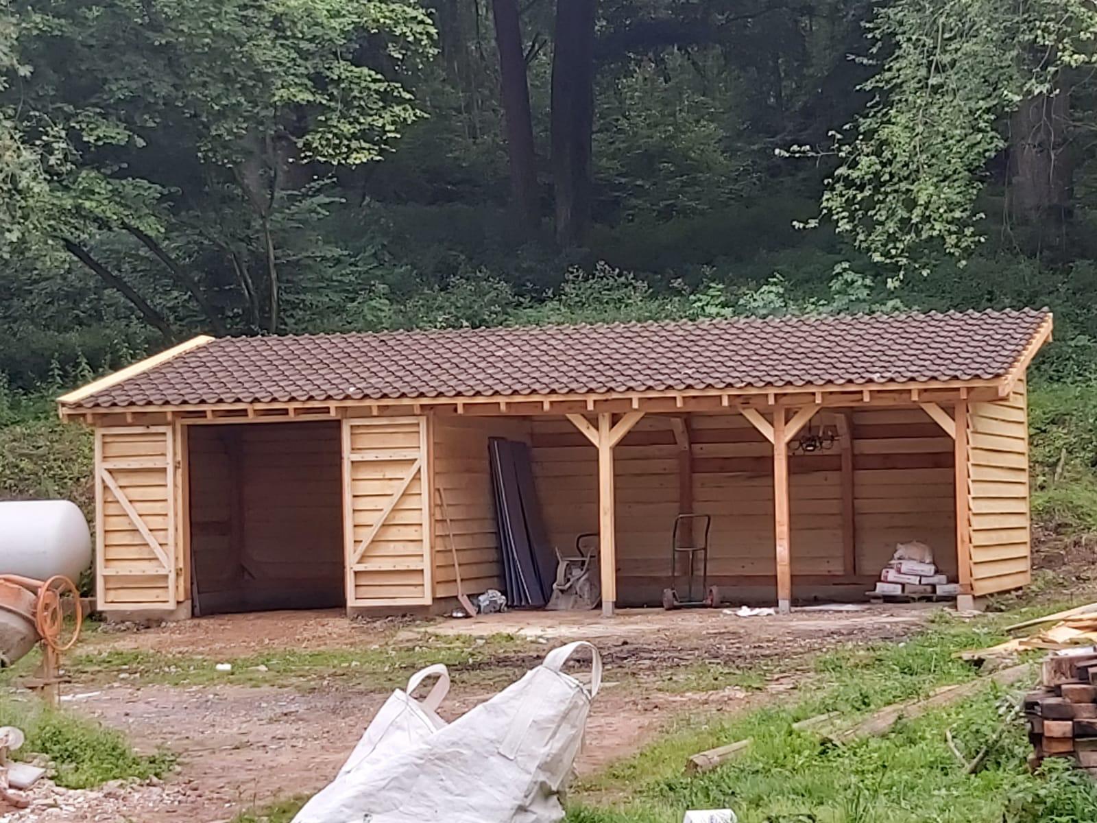 Houten schuur en overkapping tijdens de bouw