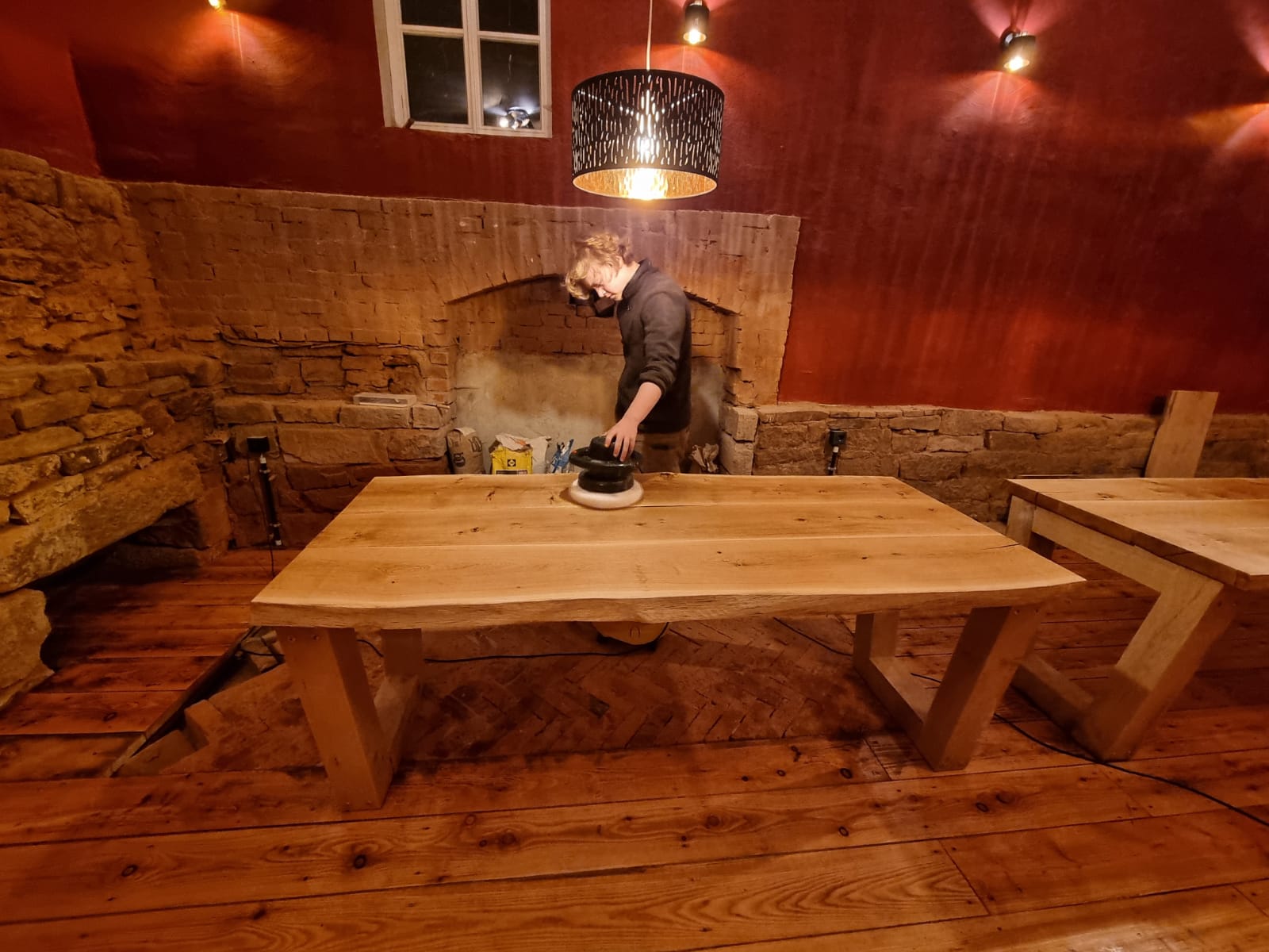 Afwerking van een custom houten live-edge tafel